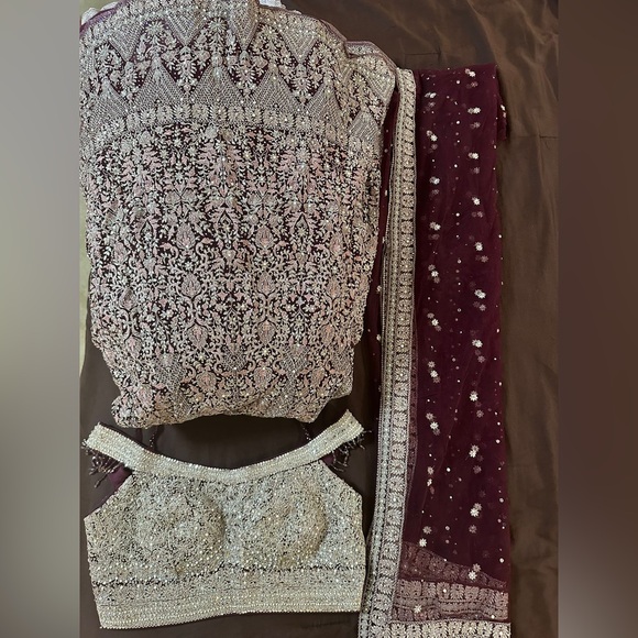 Beautiful bridal Indian lehenga/gown. Worn once! Medium size fully stitched. - Picture 4 of 5